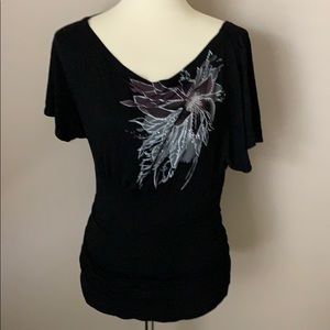 Flattering Top flowy sleeves, cinched‎ below waist